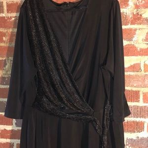 ❤️ Lane Bryant - 26- Black & gold faux wrap dress.